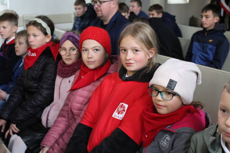 W Trzebiczu młodzi oddali hołd św. Janowi Pawłowi II