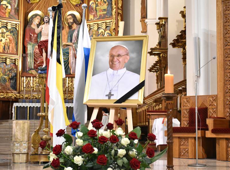 Msza św. w bazylice archikatedralnej Świętej Rodziny w Częstochowie w intencji zmarłego papieża Franciszka