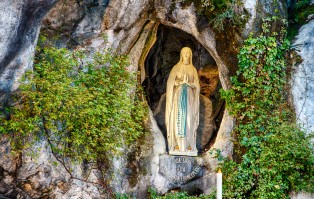 #NiezbędnikRóżańcowy: Maryja w Lourdes prosi o różaniec