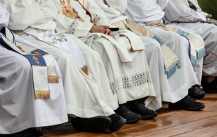 Włochy: biskupi przeznaczyli jedną miesięczną pensję...