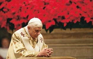 Biograf papieża: Benedykt XVI zrezygnował z papieskiego...