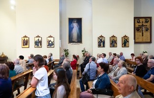 Religijność Polaków: Powolny spadek deklaracji wiary,...
