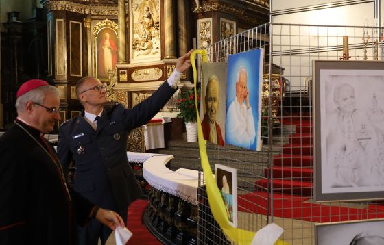 Świdnica. Msza św. w 102 rocznicę urodzin św. Jana Pawła II i otwarcie wystawy