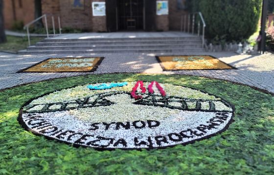 Procesja Bożego Ciała i kwietne dywany w parafii św. Jadwigi Śląskiej we Wrocławiu-Kozanowie