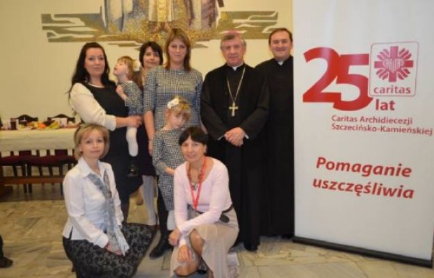 Rodzinne zdjęcie pracowników dyrekcji Caritas Archidiecezji Szczecińsko-Kamieńskiej