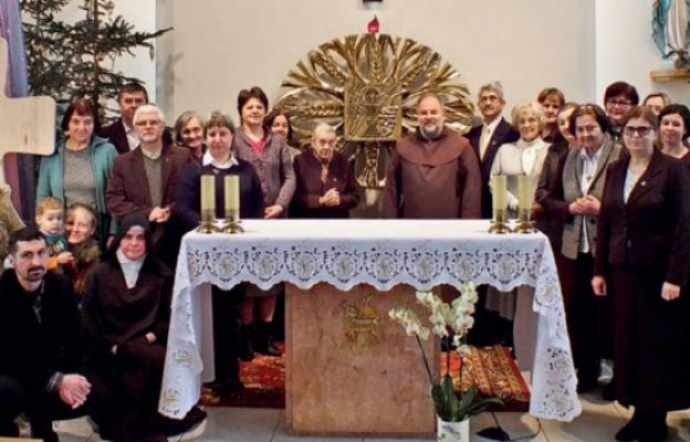 Członkowie wspólnoty w kaplicy klasztornej na toruńskiej Skarpie