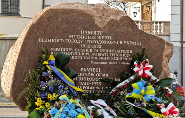 Pomnik znajduje się w pobliżu katedry prawosławnej