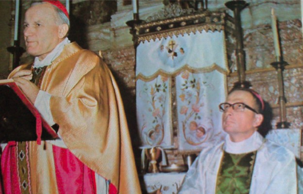 Bp Deskur koncelebruje
Mszę św. z kard. Wojtyłą