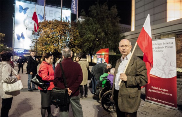 Maciej Świrski, nie zgadzając się na fałszowanie obrazu Polski, wraz z kilkudziesięcioma
wolontariuszami, zajmuje się obroną dobrego imienia Polski