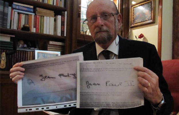 Prof. Carlo Jovine
pokazuje pismo
s. Marie Simon-Pierre
Normand przed
i po uzdrowieniu
