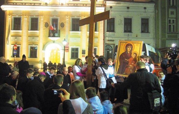Pokłon ikonie Matki Bożej i krzyżowi ŚDM w Skoczowie