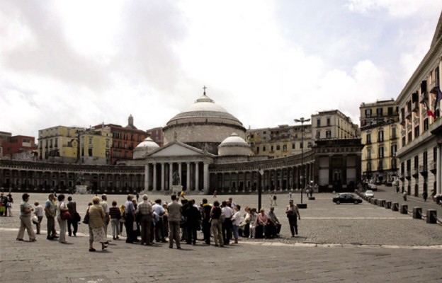 Plac Plebiscytu w Neapolu, z kościołem San Francesco di Paola –
miejsce papieskiej celebry Mszy św.