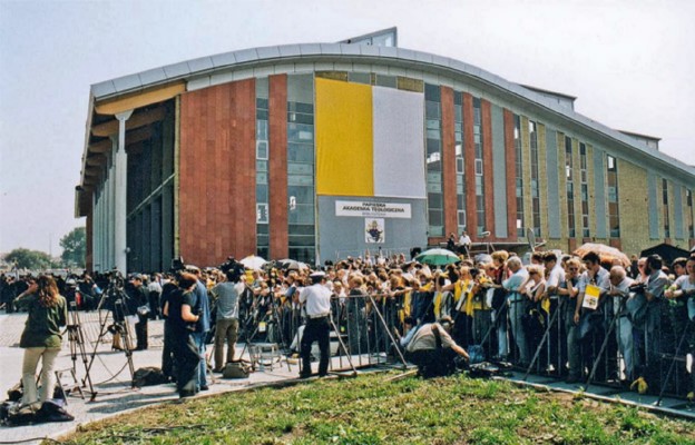 Oczekując na Jana Pawła II
przed budynkiem biblioteki