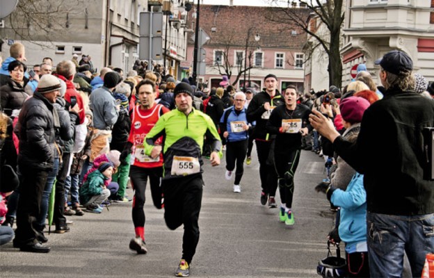 Biegacze mieli do pokonania trasę na dystansie 10 km