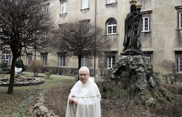 O. Bogumił Schab OSPPE w zakonnym wirydarzu na Jasnej Górze