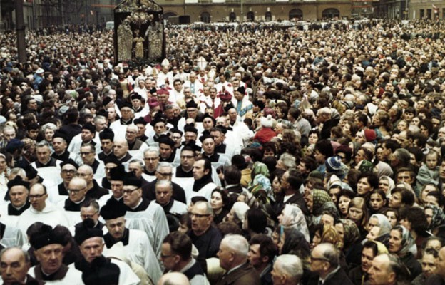 Procesja księży byłych więźniów
KL Dachau i wiernych z obrazem Świętej
Rodziny Kaliskiej na placu przed
sanktuarium św. Józefa. Kalisz, 1970 r.