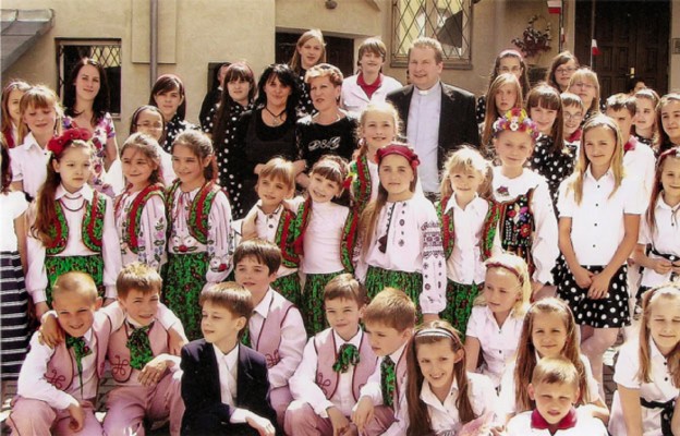 Barbara Bodziechowska
ze swoimi uczniami, po prawej
stronie ks. Andrzej Mulka,
twórca „Promyczków Dobra”