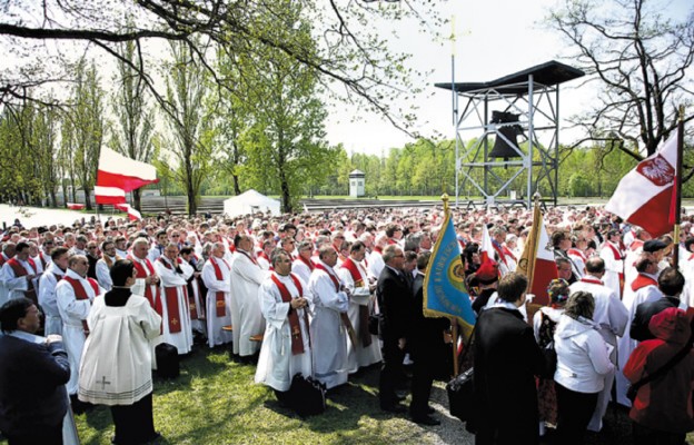 Msza św. na terenie obozu koncentracyjnego w Dachau