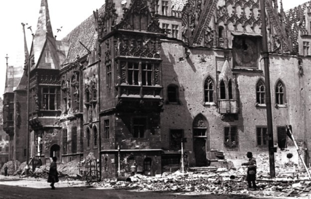 Zniszczony wrocławski ratusz, 1945 r.