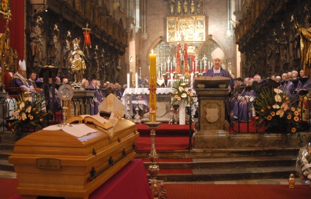 Uroczystości pogrzebowe bp. Józefa Pazdura we wrocławskiej katedrze