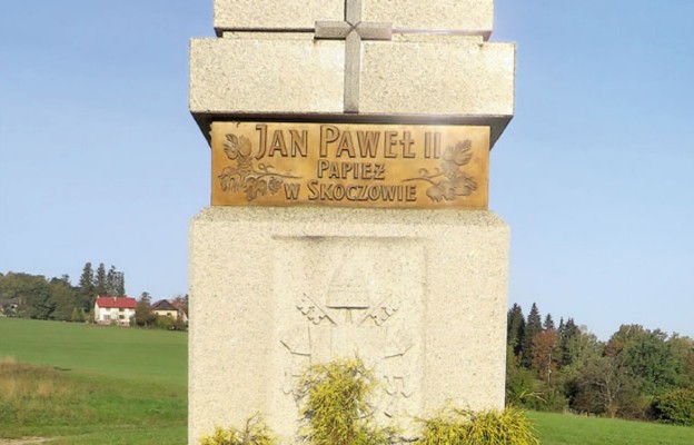 Pomnik na Kaplicówce upamiętniający pobyt
św. Jana Pawła II w Skoczowie w 1995 r.