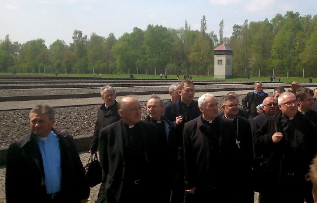 Duchowni z diecezji toruńskiej wśród zwiedzających obóz muzeum w Dachau