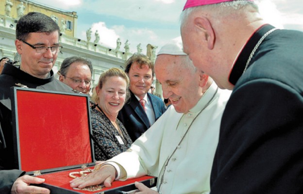 Bp Andrzej Suski i o. Robert Nikiel OFM prezentują korony papieżowi Franciszkowi