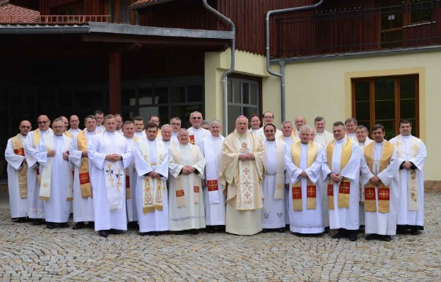 Księża uczestniczący w rekolekcjach  z biskupem legnickim Zbigniewem Kiernikowskim
