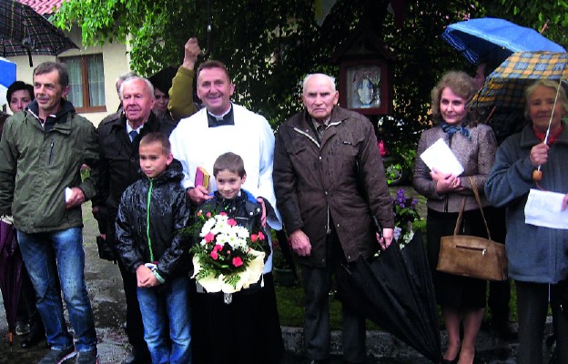 Uczestnicy aktu poświęcenia kapliczki Matki Bożej na Starym Rynku Lipa na Starym Rynku w latach 60. XX wieku ku w Makowie Podhalańskim