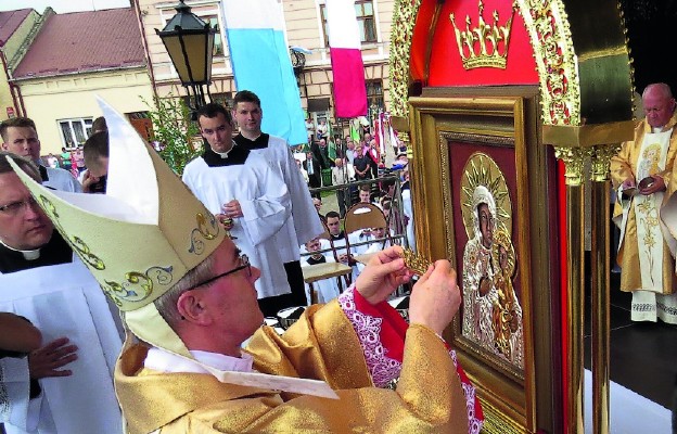 Bp Jan Wątroba dokonuje koronacji
obrazu Matki Bożej Głogowskiej,
Uzdrowienia chorych