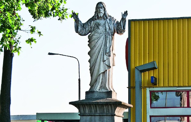 Przy głównej ulicy Niska znajdujemy monumentalną figurę Najświętszego Serca Pana Jezusa,
którą postawili na początku XX wieku dawni właściciele miasta – Olivier i Maria Resseguier