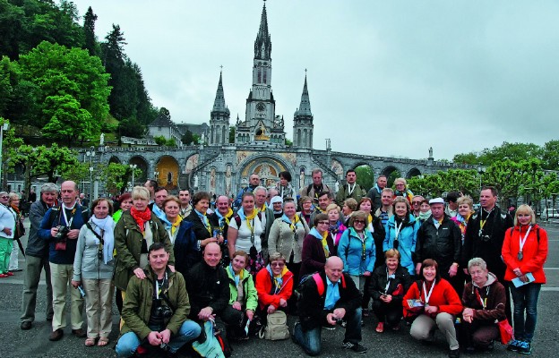 Pamiątkowe zdjęcie z widokiem na bazylikę w Lourdes