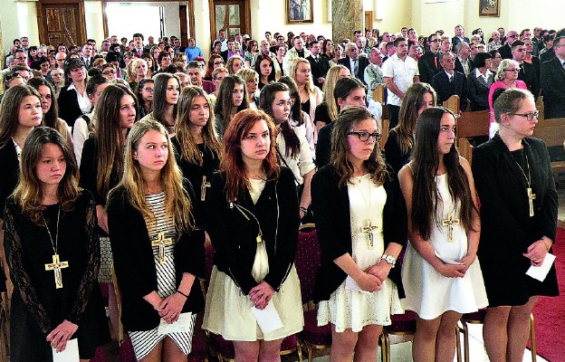 Podczas uroczystości jubileuszowych. Młodzież, której bp Grzegorz Kaszak udzielił bierzmowania