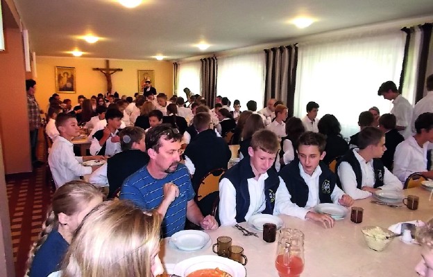 Tradycją w gimnazjum jest spotkanie uczniów
i nauczycieli na „obiedzie czwartkowym”