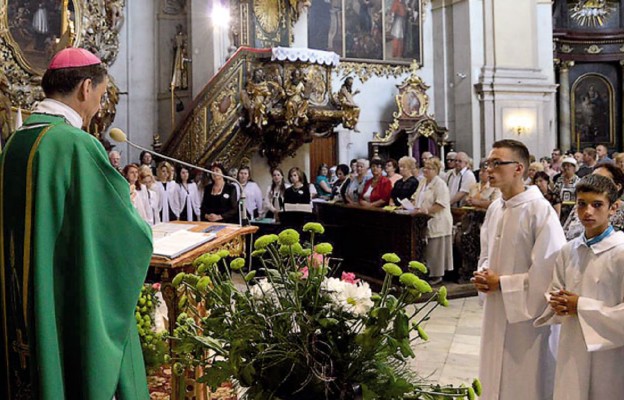 Eucharystii w sanktuarium Matki Bożej Królowej Rodzin w Wambierzycach przewodniczył bp Adam Bałabuch