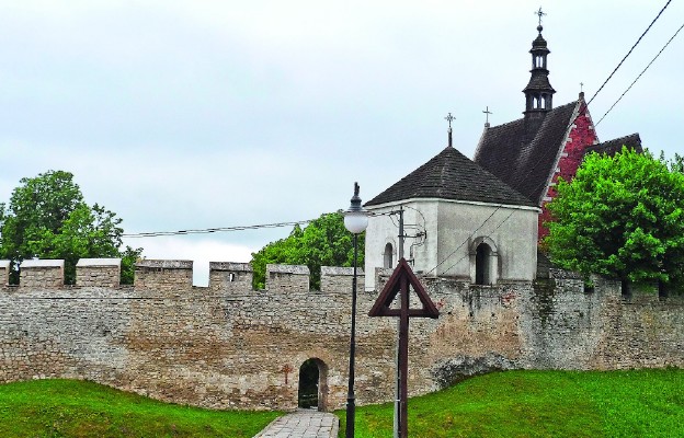 Szydłów i kościół opasują mury, dzięki którym miasteczko nazwano Carcassonne