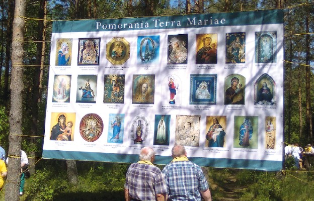 Baner przedstawiający 25 obrazów Matki Bożej z sanktuariów znajdujących się na Pomorzu