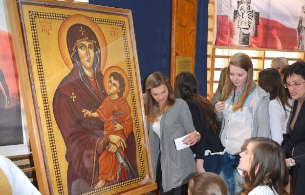 Peregrynująca po naszej diecezji ikona Matki Bożej Salus Populi
Romani w Gimnazjum nr 3 w Zamościu, maj 2015 r