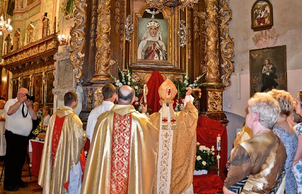 Bp Jan Piotrowski poświęcił wizerunek św. Kingi w ołtarzu bocznym