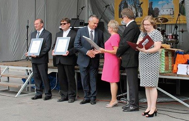 Ks. Zbigniew Kasprzyk (drugi z lewej) w imieniu parafii odebrał
dyplom „Przyjaciel Dziecka