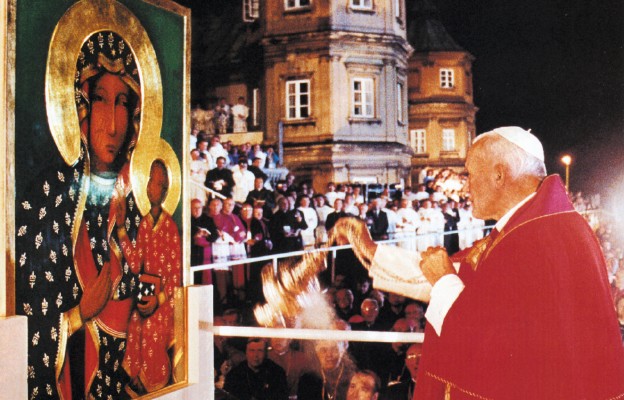Eucharystię młodzieży świata
na Jasnej Górze w 1991 r. poprzedziło
nocne czuwanie modlitewne, podczas
którego wniesiono znaki ŚDM: krzyż,
ikonę Matki Bożej i księgę Ewangelii
