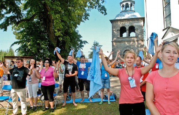 Podczas modlitwy uwielbienia nie przeszkadzał nawet 30-stopniowy upał