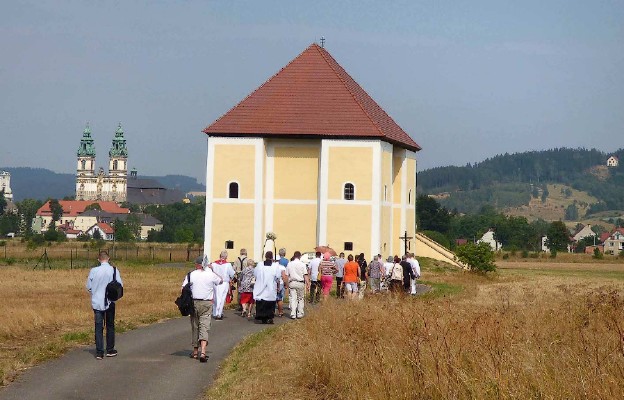 Stacje Kalwarii Krzeszowskiej rozsiane są wśród
okolicznych łąk, lasów oraz w samym Krzeszowie