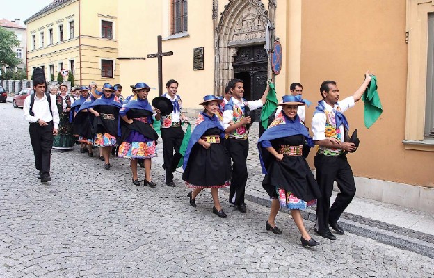 Polonez ulicami Strzegomia na
zakończenie 24. Międzynarodowego
Festiwalu Folkloru