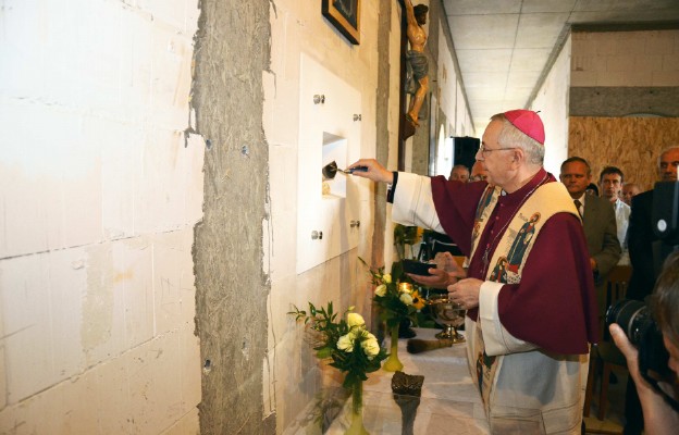 Wmurowanie kamienia węgielnego przez abp. Stanisława Gądeckiego