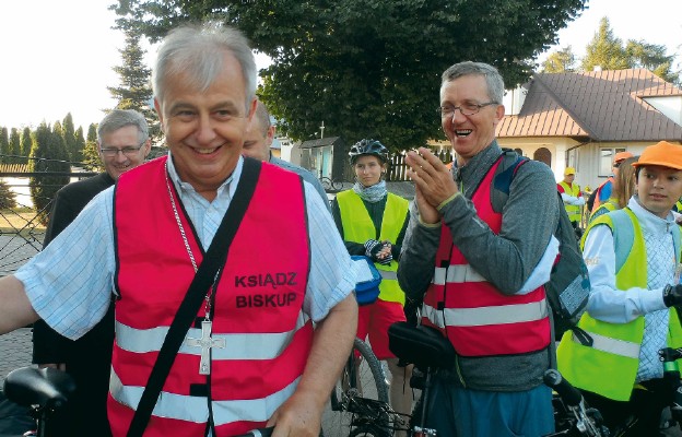 Biskup kielecki na czele pielgrzymki rowerowej