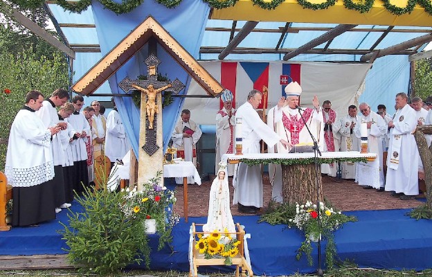 Przy ołtarzu stanął krzyż, który będzie upamiętniał spotkania na Trójstyku