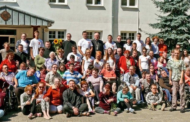 Pamiątkowe zdjęcie uczestników wczasorekolekcji z abp. Stanisławem Budzikiem