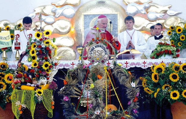 Bp Ignacy Dec podczas dożynek diecezjalnych w Kamieńcu Ząbkowickim.
W tym roku uroczystość odbędzie się w Głuszycy