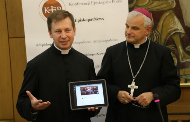 Bp Marek Mendyk i ks. Paweł Rytel-Andrianik pokazują nowy profil Episkopatu na Twitterze – @EpiskopatNews
